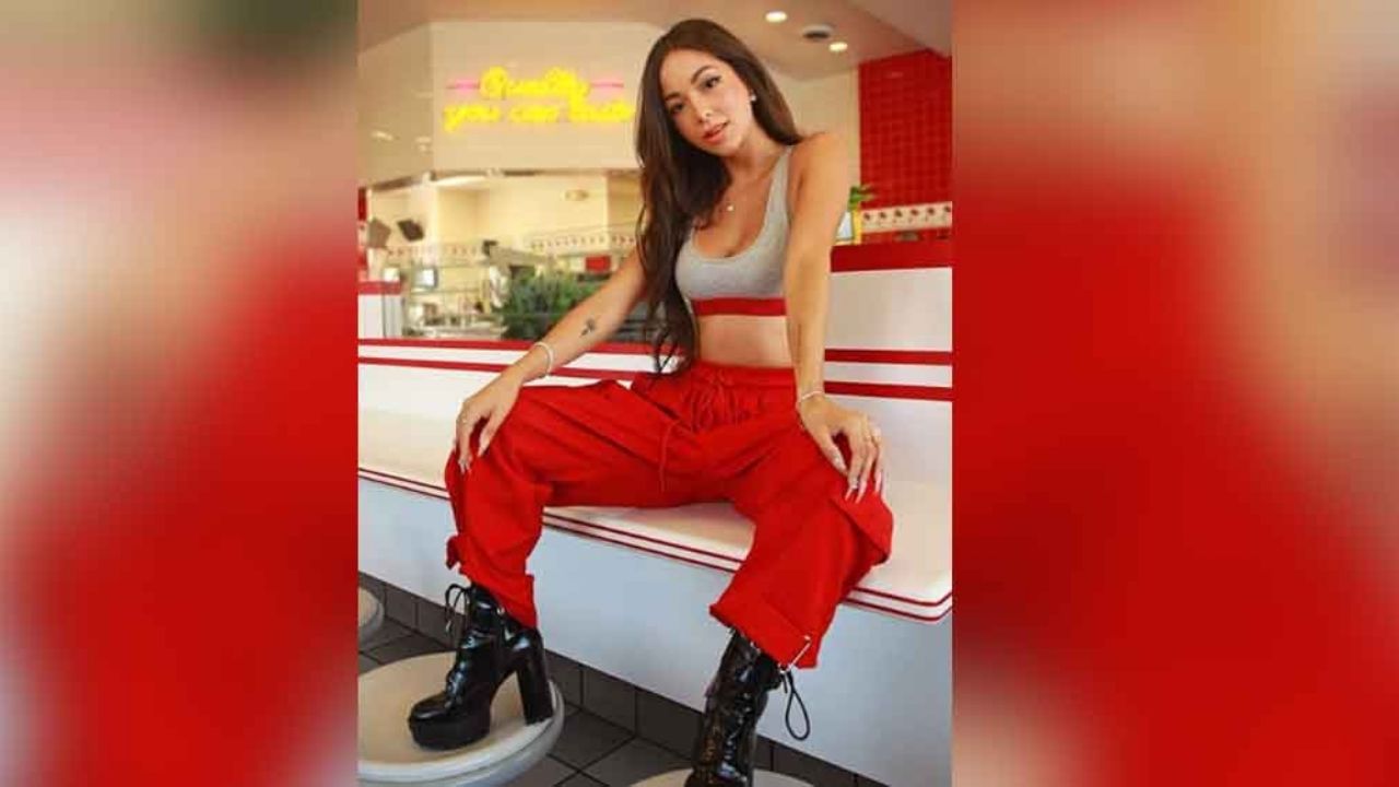 Con atrevida pijama, Caeli demuestra sus habilidades en los videojuegos