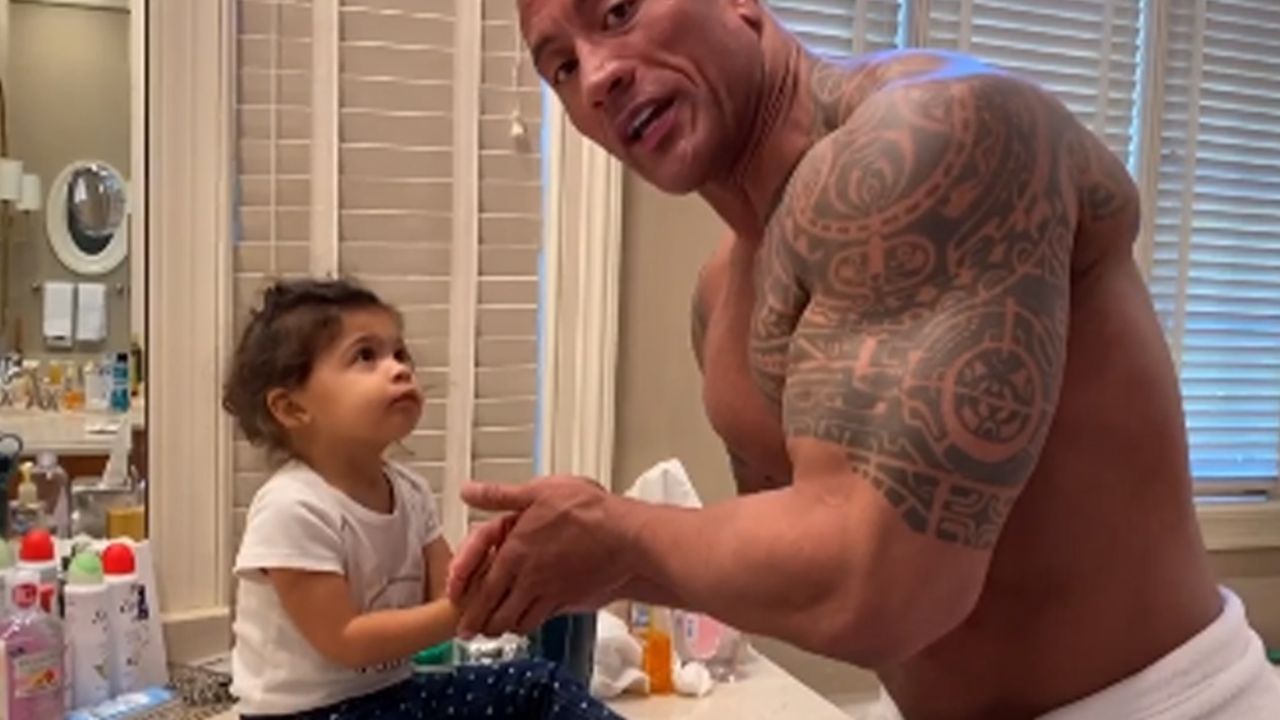 Dwayne Johnson ‘La Roca’ enternece con lección de lavado de manos para su hija