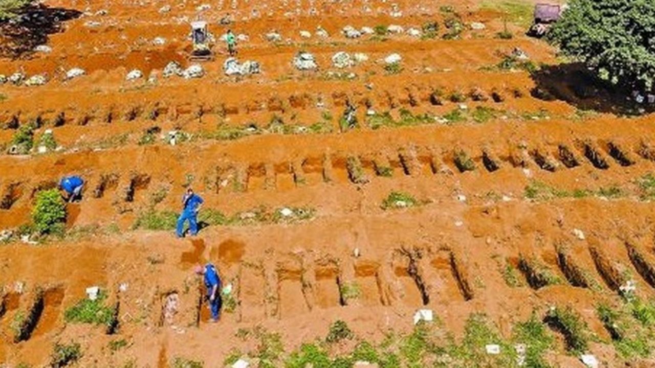 Covid-19 en Brasil: Cavan cientos de fosas y ordenan entierros exprés