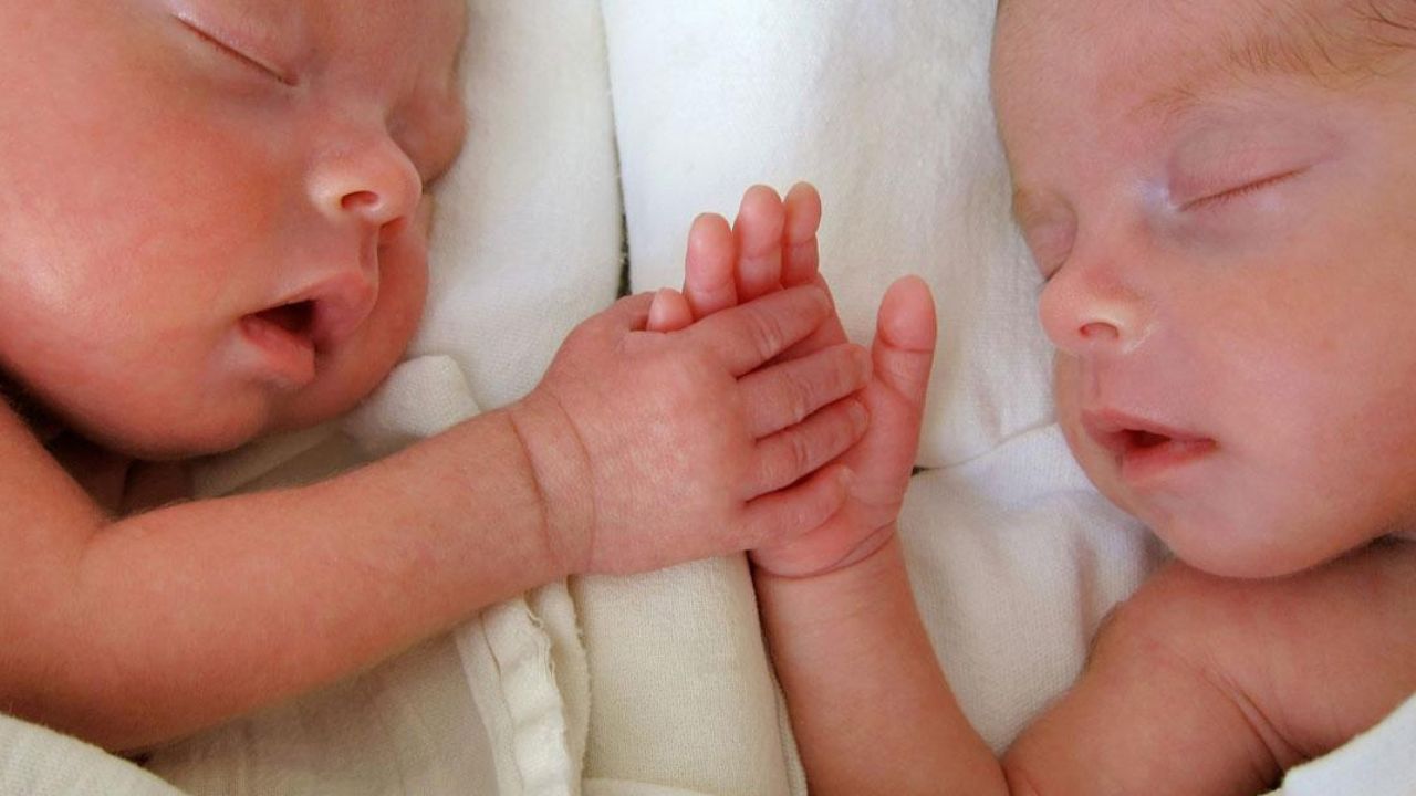 Nacen gemelos en plena cuarentena; su madre los nombra ‘Corona’ y ‘Covid’