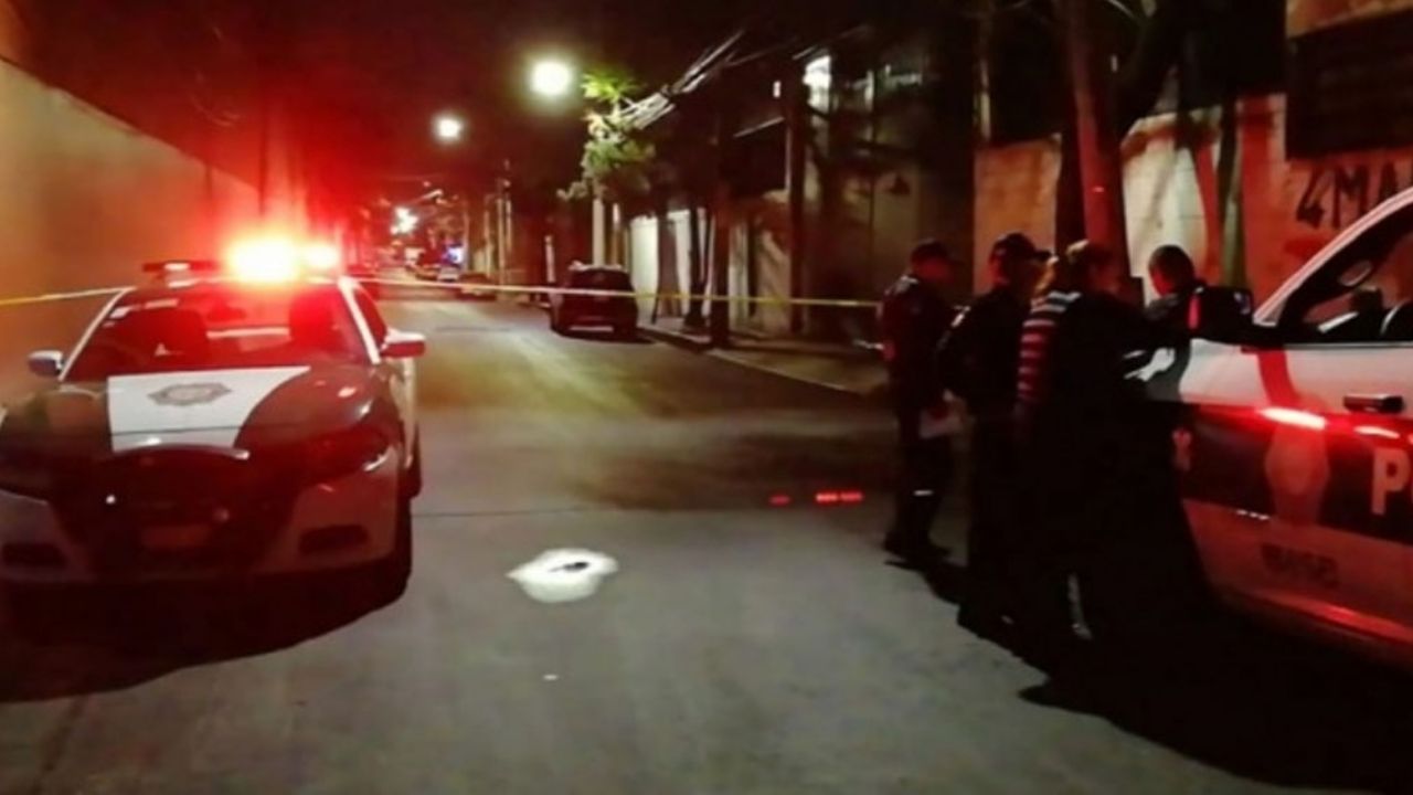 VIDEO: Abandonan cadáver con un tiro en la cabeza dentro de auto en CDMX