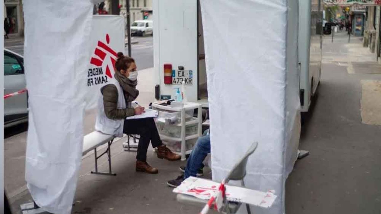 Francia instala clínicas móviles para la atención de indigentes con coronavirus