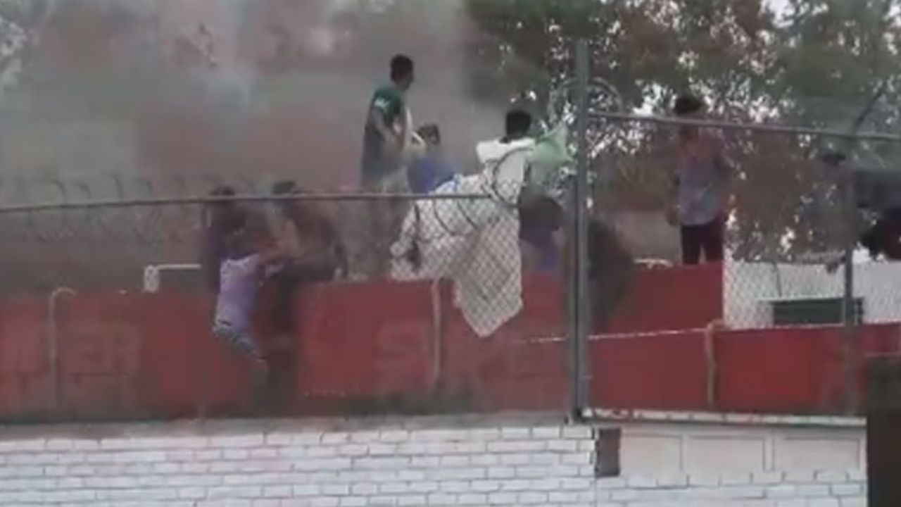 VIDEO: Migrantes deportados de EU se amotinan y queman albergue en Coahuila