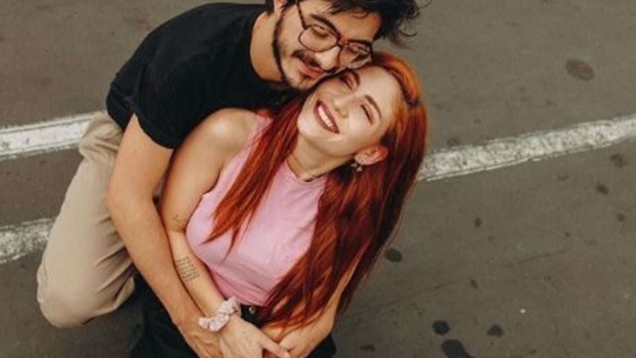 ¿Rompe la cuarentena? Integrante de Morat se besa con su novia y desata la polémica