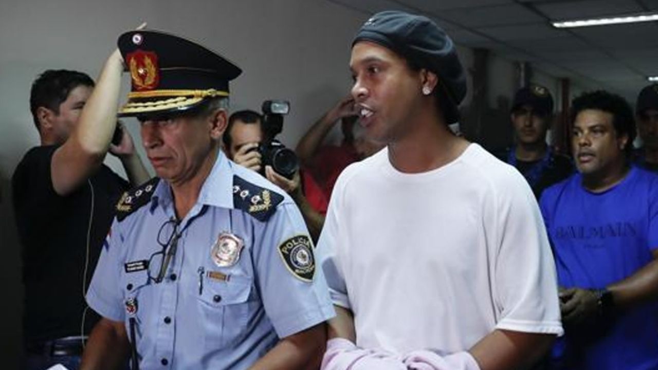 VIDEO: ¡Entre asesinos y ladrones! Así pasa su tiempo en prisión Ronaldinho