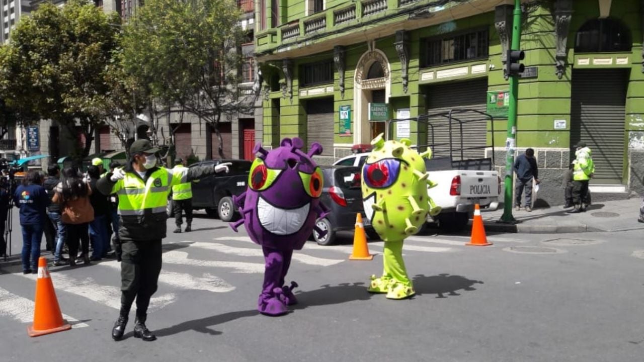 Policias usan disfraz de Covid-19 para hacer que la gente se quede en casa