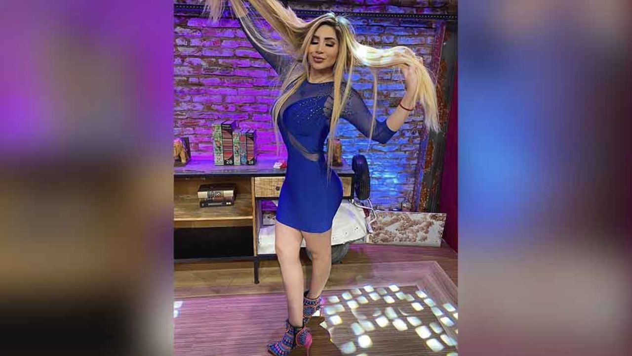 ‘La Bebeshita’ es blanco de críticas por extraña pose junto a la alberca
