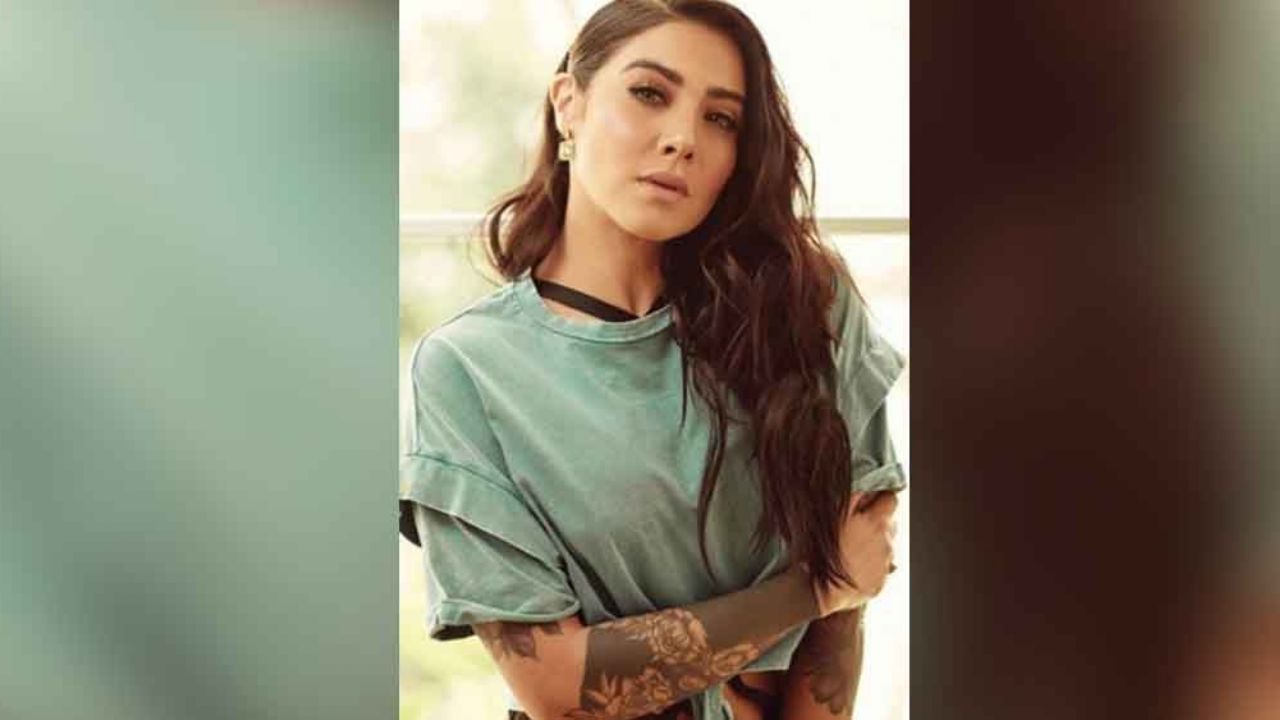 Érika Fernández derrite Instagram con tierna mirada hacia la cámara