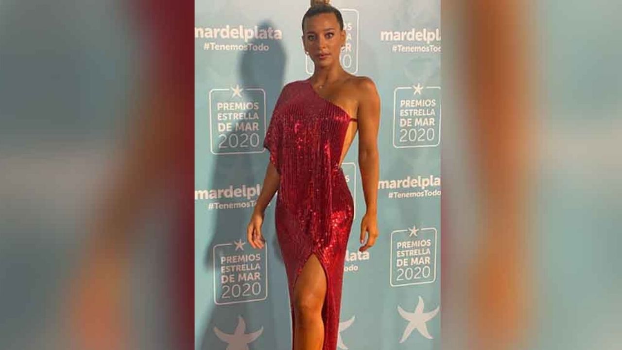 Sol Pérez asolea su escultural figura con un pequeño traje de baño