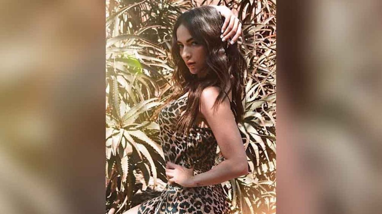 Paty Cantú muestra un poco de pierna con descubierto vestido