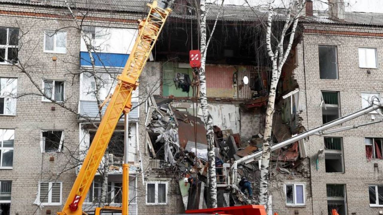Moscú: Fuerte explosión derrumba parte de un edificio de departamentos