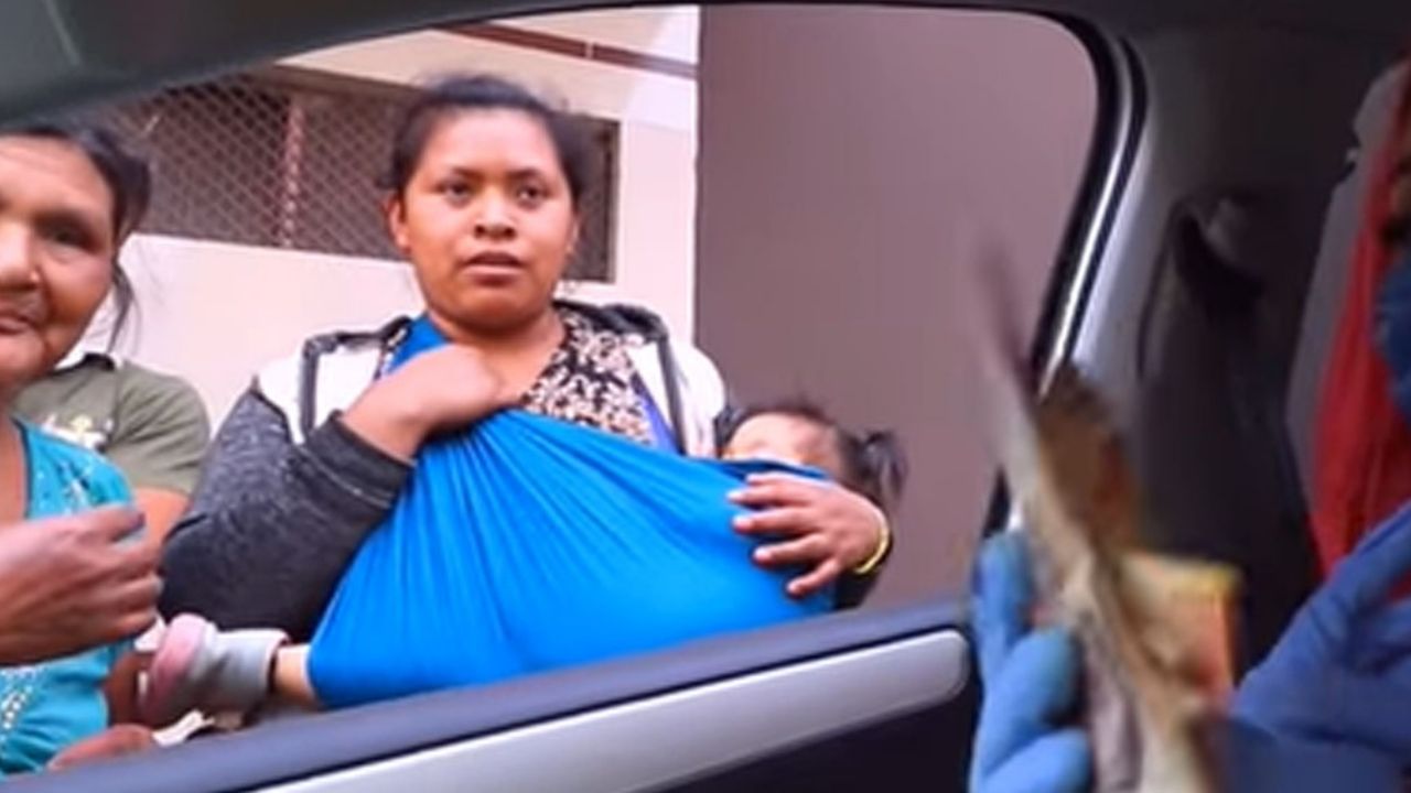 VIDEO: Youtuber mexicano regala dinero a gente para quedarse en casa