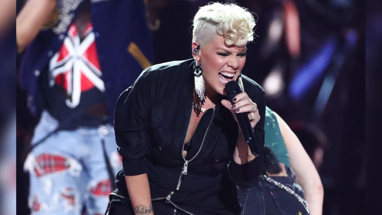 Pink y su hijo se enferman de Covid-19; lanza mensaje al Gobierno de Trump