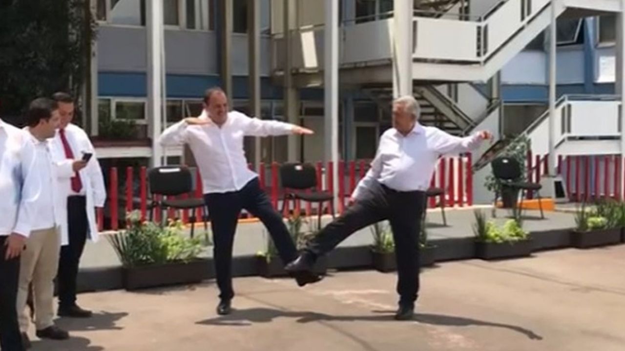 VIDEO: AMLO y Cuauhtémoc Blanco crean saludo a distancia por Covid-19