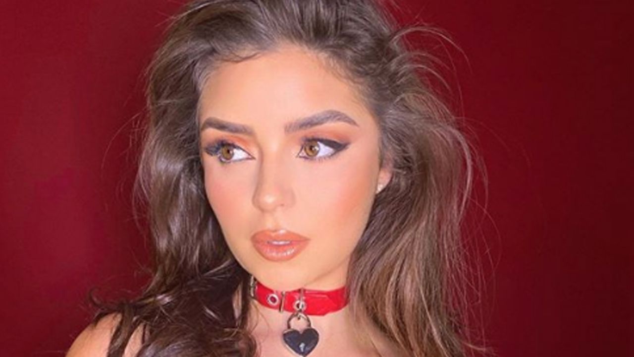 ¡De infarto! Demi Rose modela con vestido de red y olvida la ropa interior
