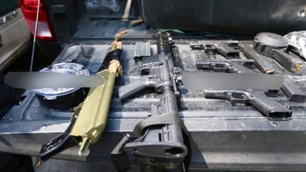 Cinco personas son detenidas con poderoso arsenal y drogas en su poder