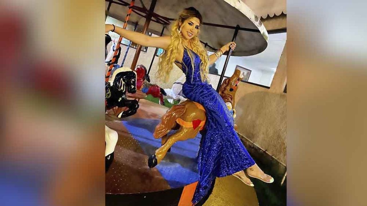 ‘La Bebeshita’ roba miradas junto a un vehículo en traje de baño