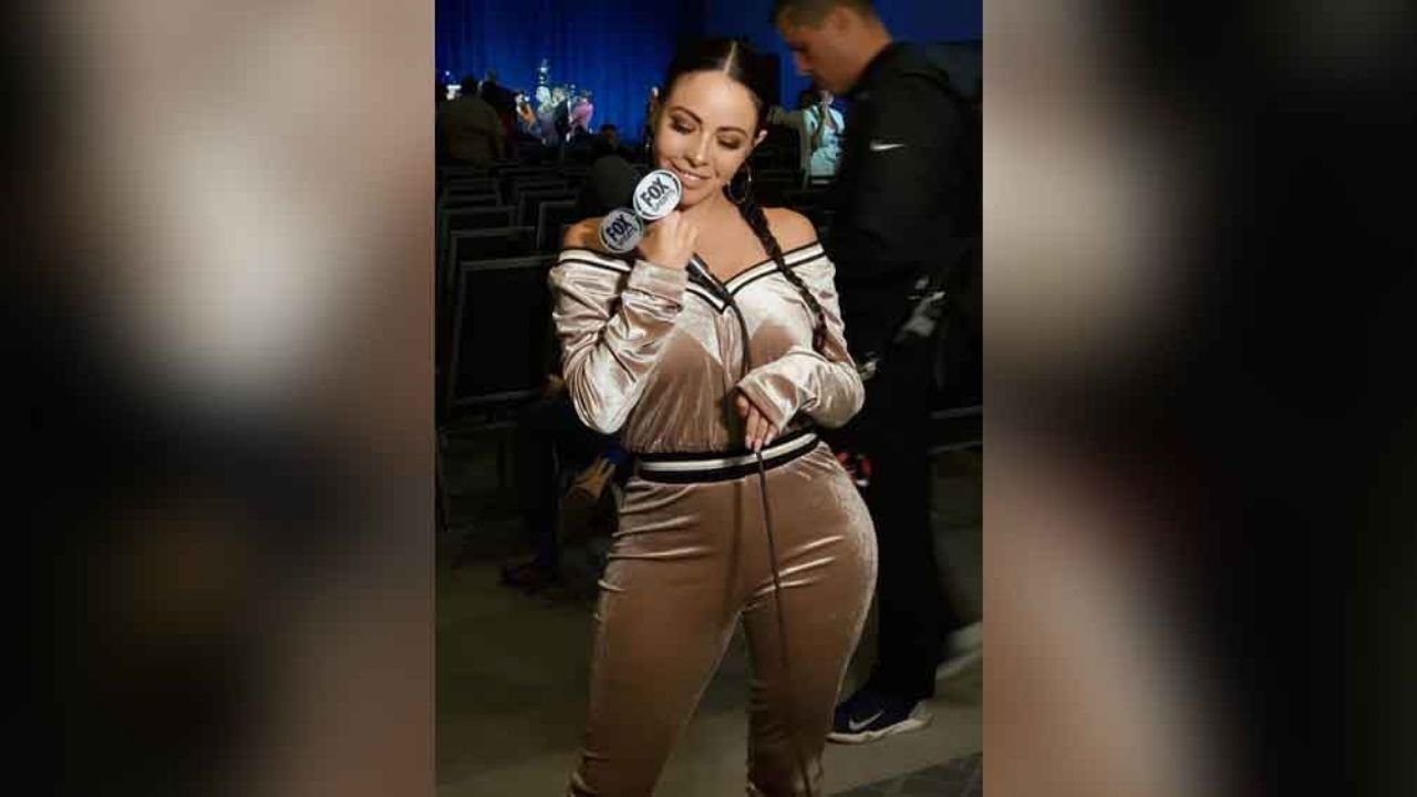 Jimena Sánchez enamora a fans con su coqueta mirada arriba del sofá