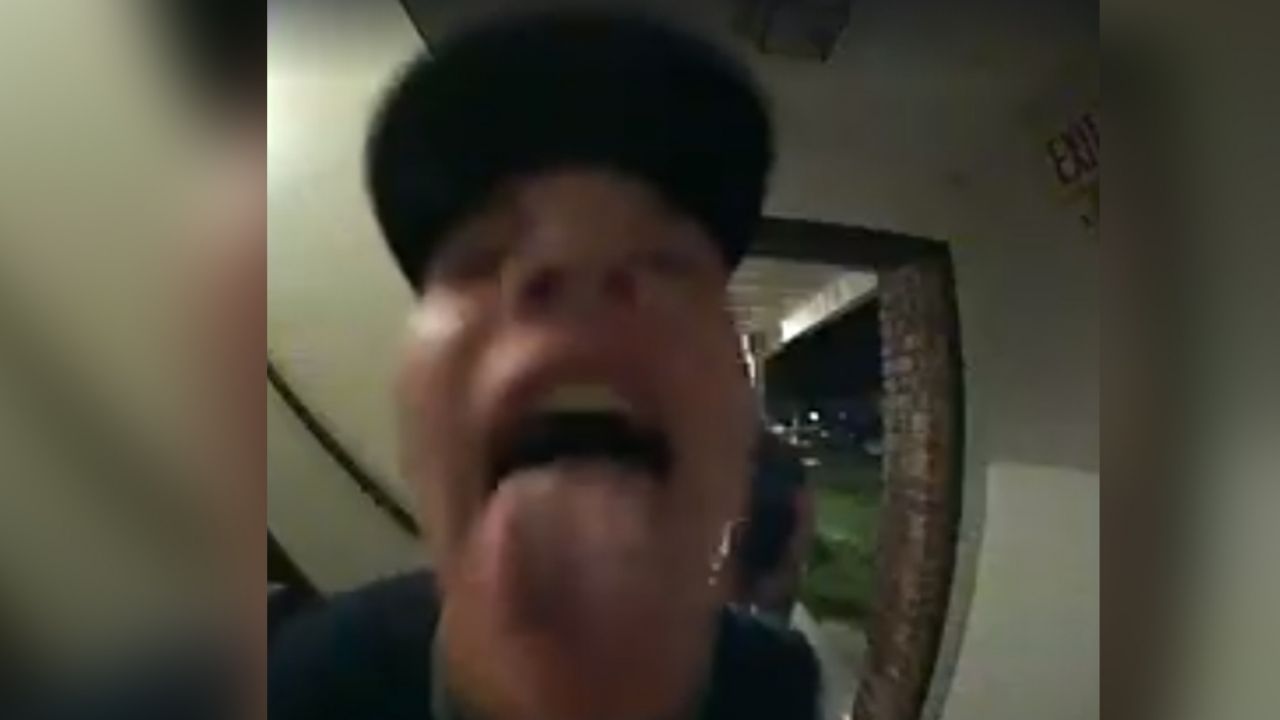 VIDEO: Joven lame el timbre de su vecino a pesar del riesgo por Covid-19