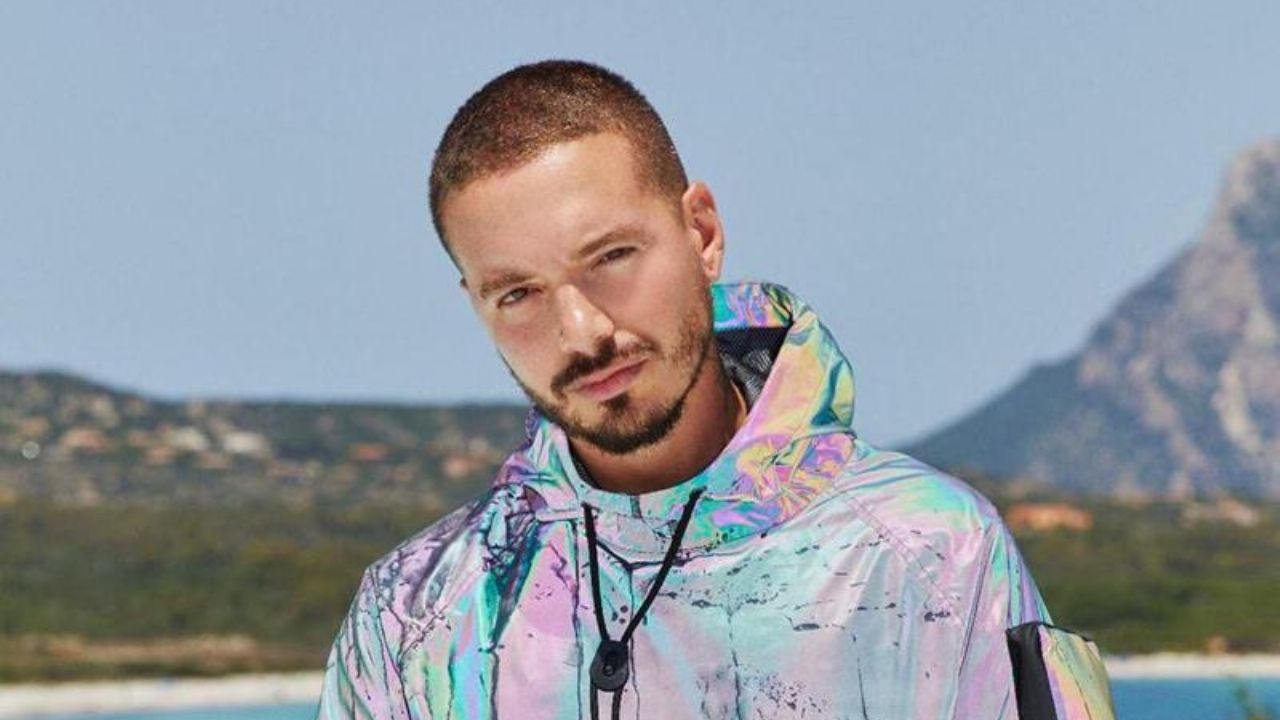 J Balvin vuelve a ser criticado por apachurrar nariz de su perro: “Apriétala tú”
