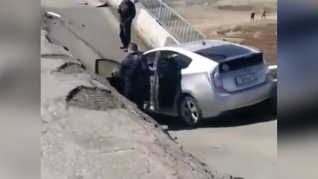 VIDEO: Conductor cae de un puente junto a su auto tras un derrumbe