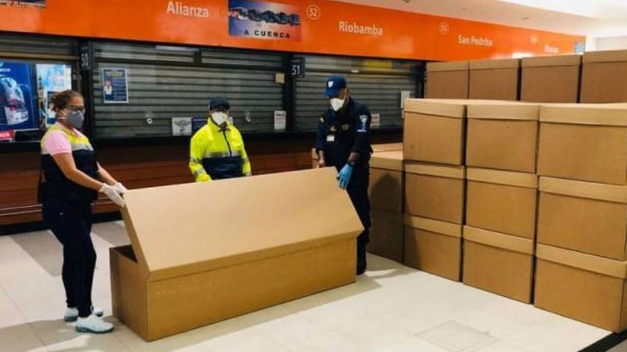 Ataúdes de cartón: La desesperada solución en Ecuador al Covid-19