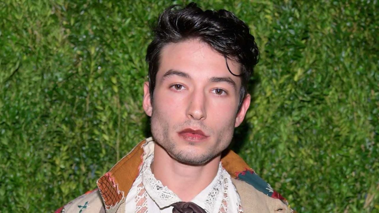 ¡Una locura! Ezra Miller, actor de ‘Flash’ ahorca a una fan en la calle