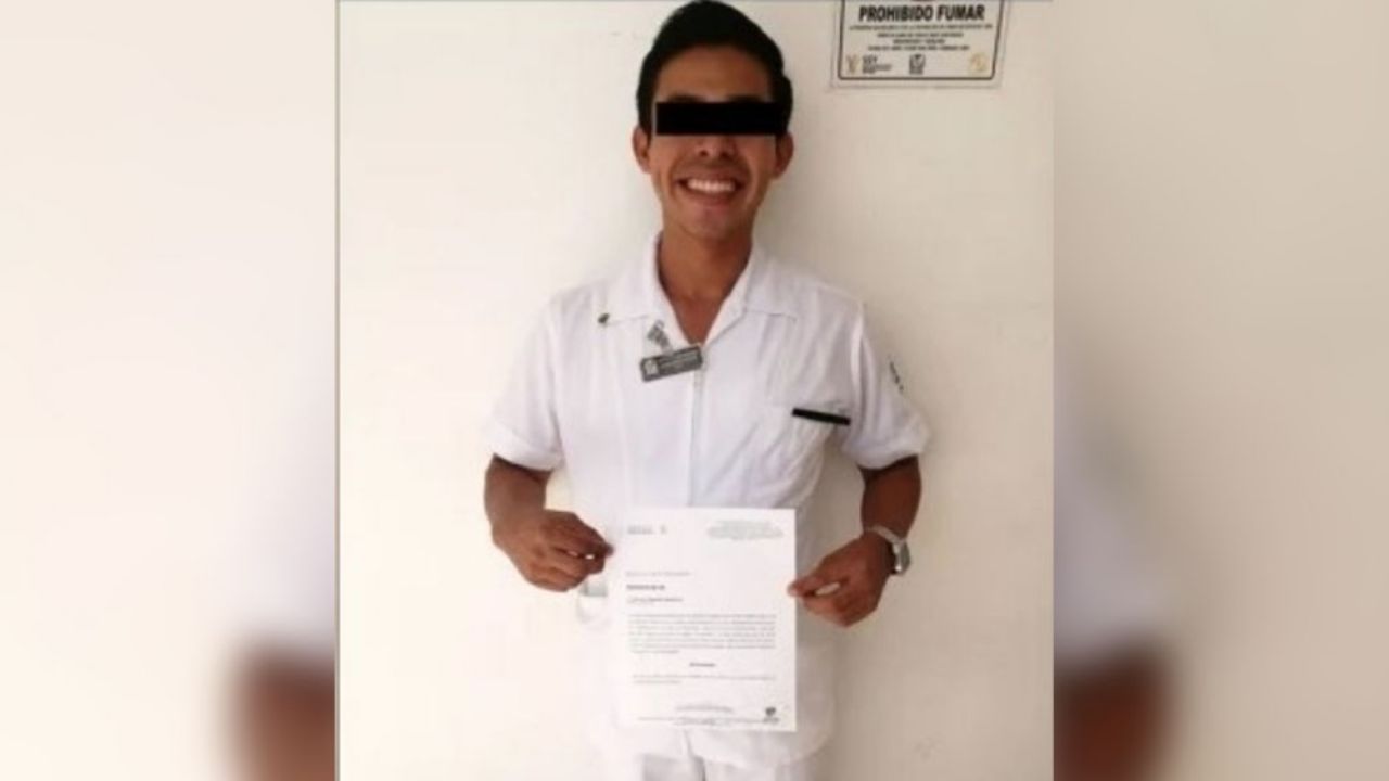 Rafael es enfermero del IMSS; le lanzaron huevos al verlo con uniforme