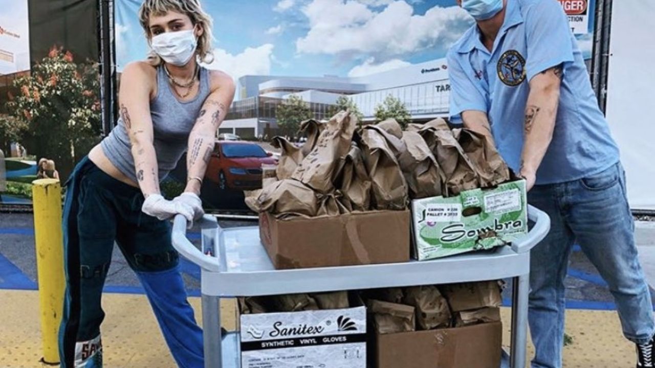 “Gracias por tu apoyo”: Cody Simpson y Miley Cyrus dan comida a médicos en EU