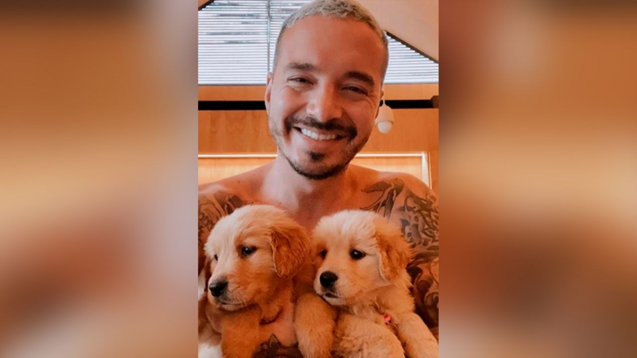 J Balvin se roba el corazón de Instagram al pasear en moto a su perrita Felicidad