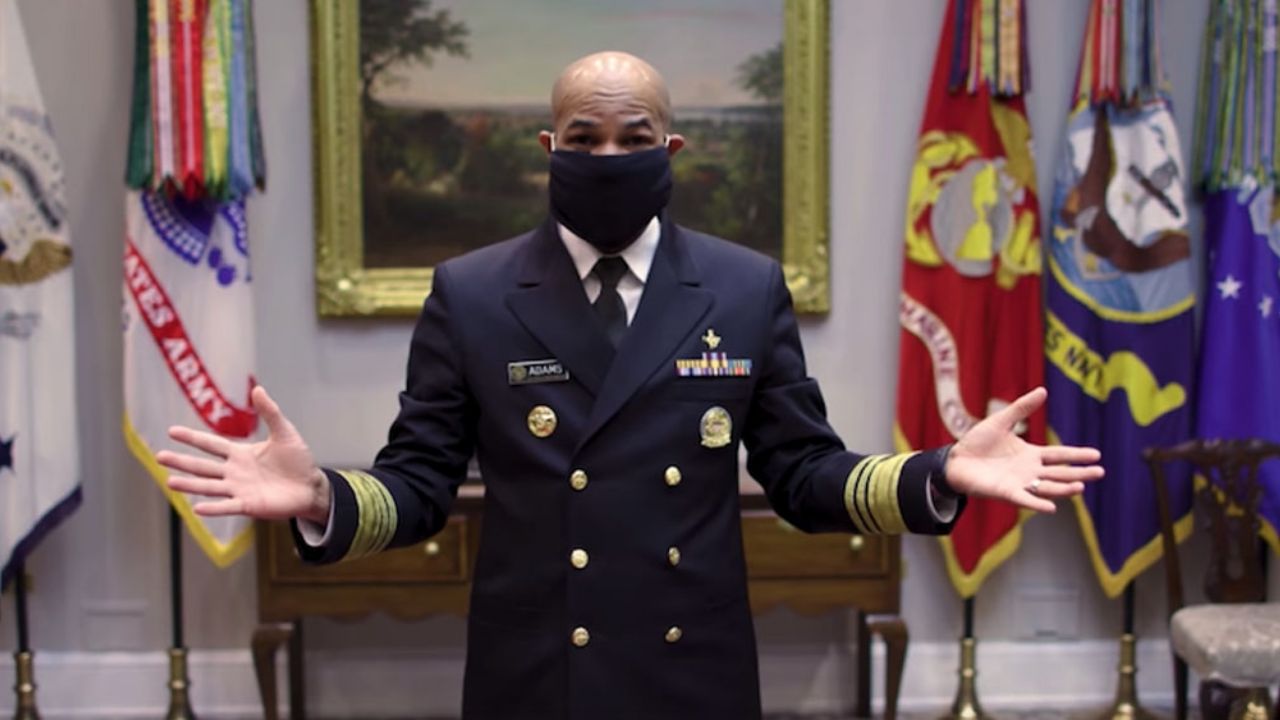 VIDEO: Médico cirujano explica cómo hacer un cubrebocas en 45 segundos