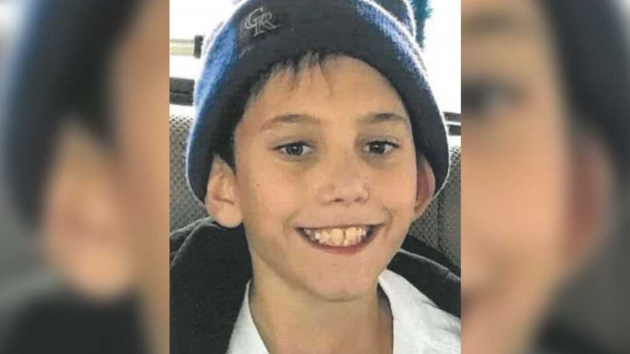 Niño es hallado muerto lejos de su cuarto ensangrentado; su madrastra lo mató