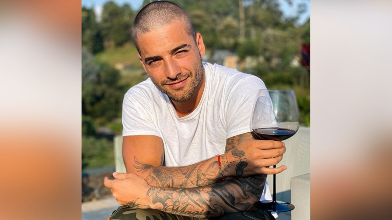 ¡A lo Bárbara de Regil! Maluma se luce en poca ropa para filtrar su celular y lo alburean