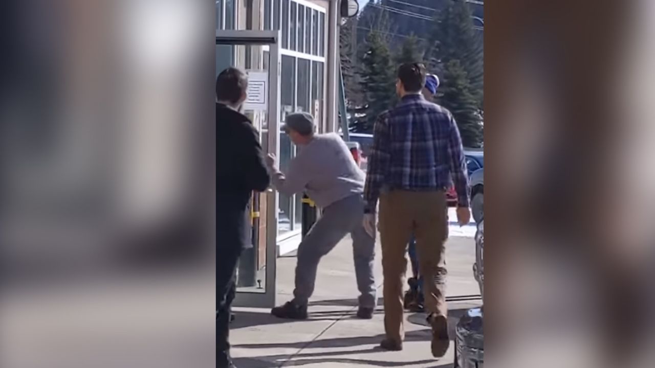 VIDEO: Hombre tose y lame puerta de banco por preferencia a adultos mayores