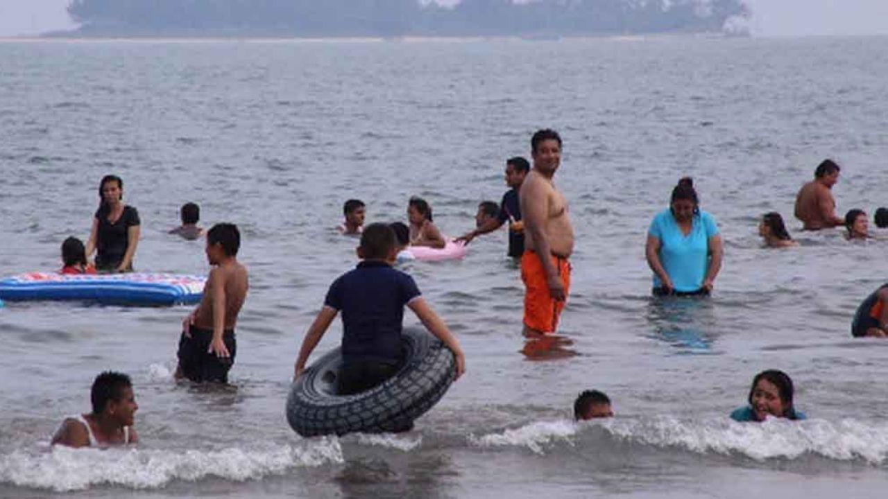 ¡Indignante! En plena crisis por Covid-19, playa de Veracruz es abarrotada