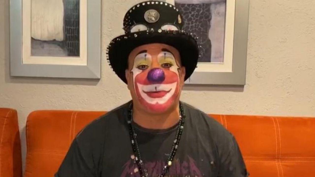 ‘Platanito’ decide hacer ‘home office’ y crea su propio show desde casa