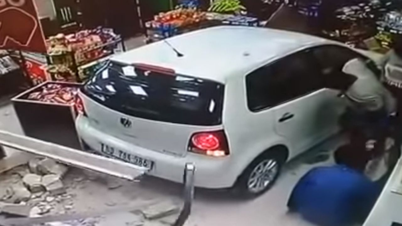 VIDEO: Auto atraviesa tienda de gasolinera y casi mata a tres personas