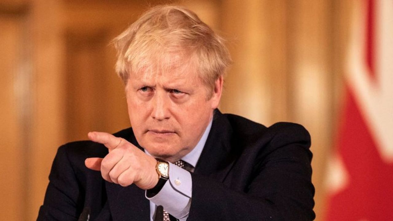 Boris Johnson delega el mando; sigue en terapia intensiva por Covid-19
