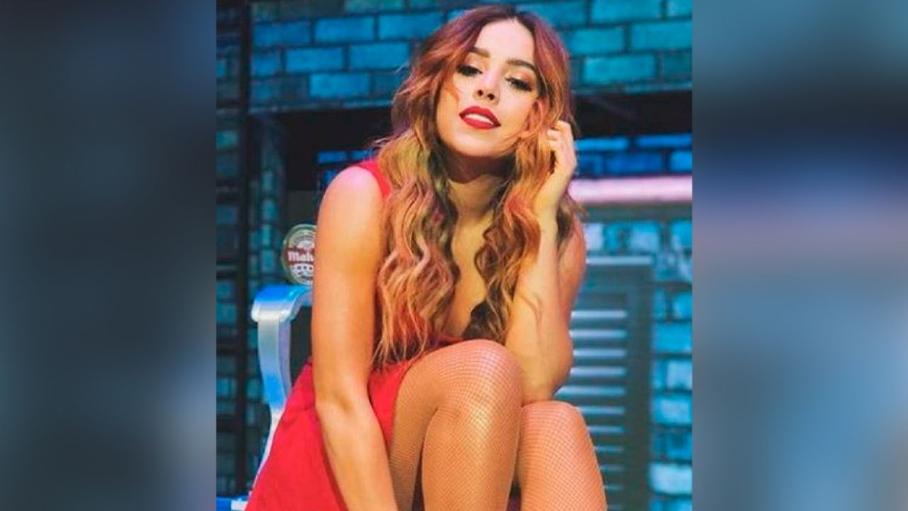 Danna Paola presume su retaguardia en diminuta falda de cuero y casi enseña de más