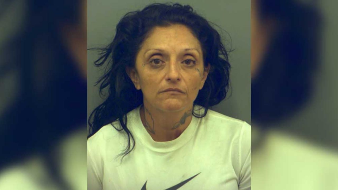 Mujer ‘asesina’ a su novio al aplastarlo contra pilar con su auto; video la delata