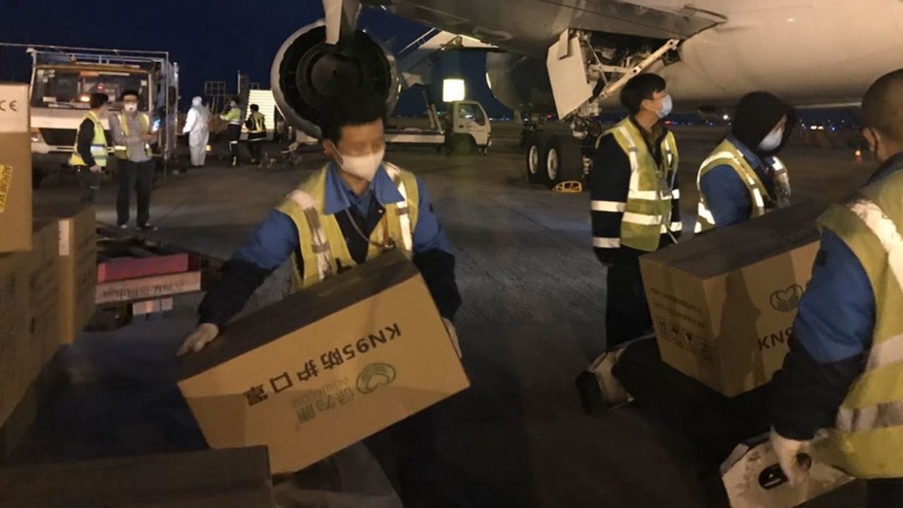 Avión viaja de China a México con carga de insumos médicos para el Covid-19