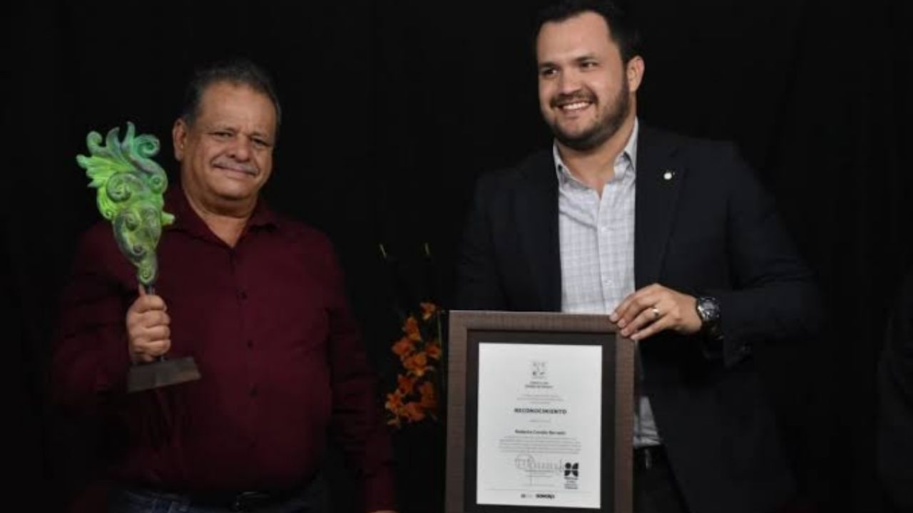 El sonorense dramaturgo Roberto Corella recibe el galardón ‘Desierto Ícaro 2019’