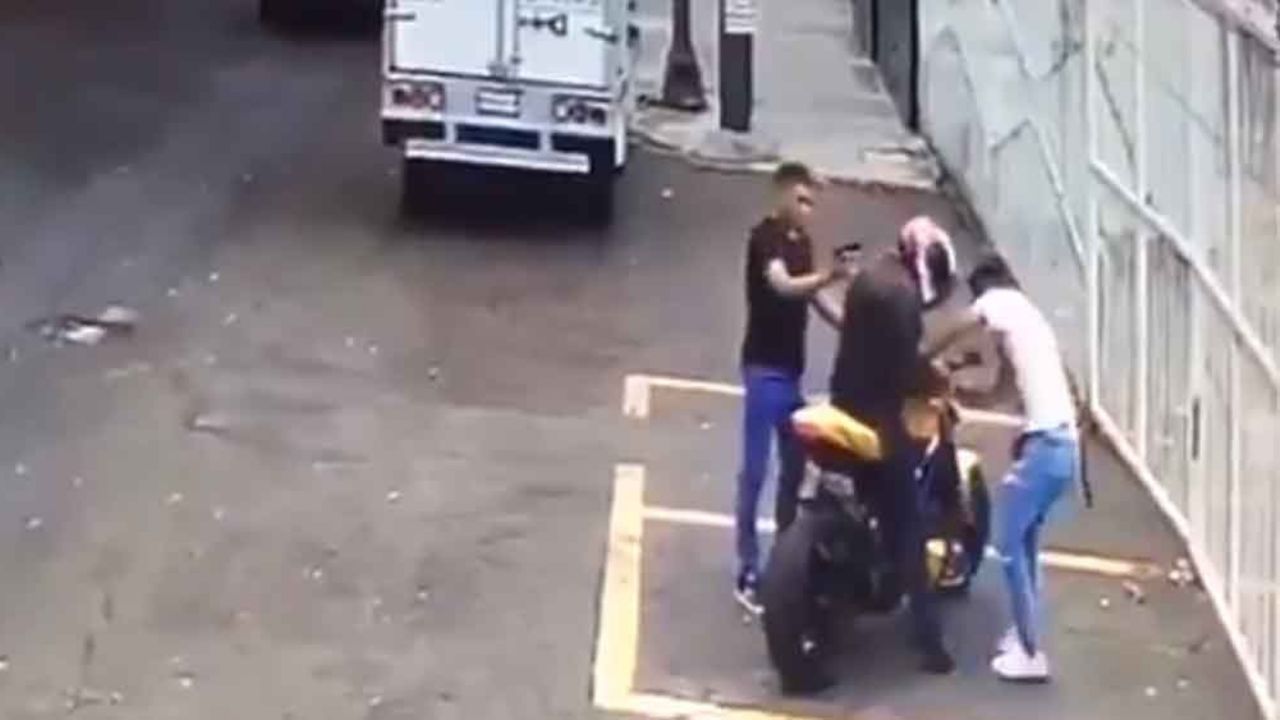 VIDEO: A plena luz del día, gatilleros despojan a joven de motocicleta