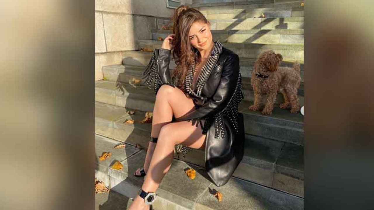 Demi Rose cautiva a internautas junto a la ventana con distractor escote