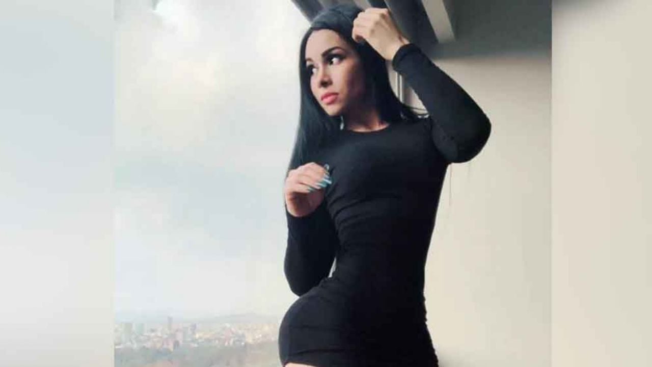Frente al espejo, Yuliett Torres roba miradas al aligerarse de prendas