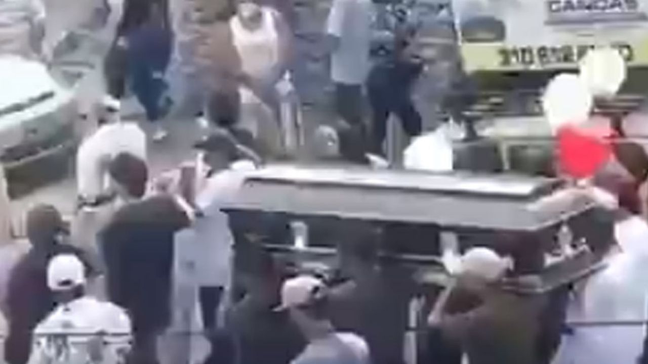 VIDEO: Multitud viola cuarentena por coronavirus para sepultar a narco