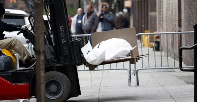 Montacargas traslada a una víctima de Covid-19 en NY