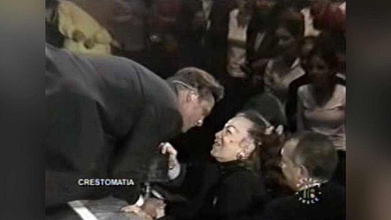 VIDEO: El beso en la boca entre María Félix y Luis Miguel durante concierto