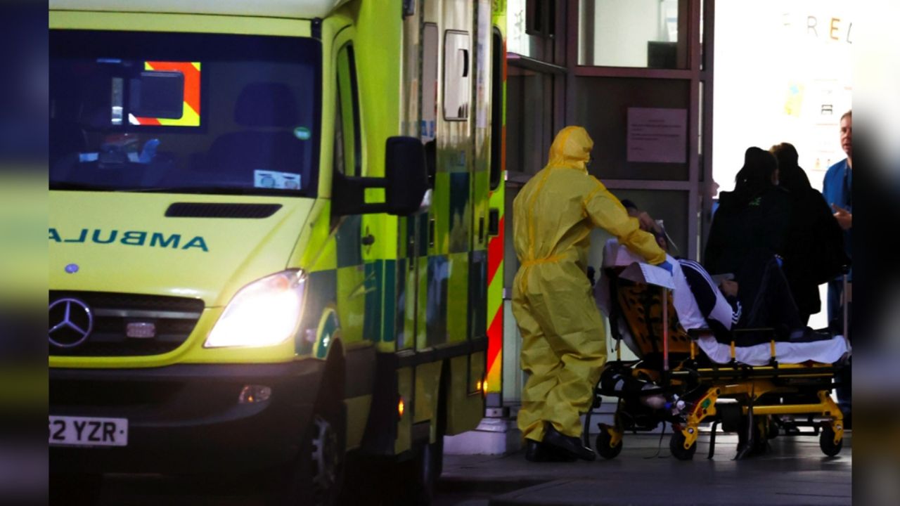 Reino Unido alcanza nuevo récord por Covid-19; registra 938 muertes en un día