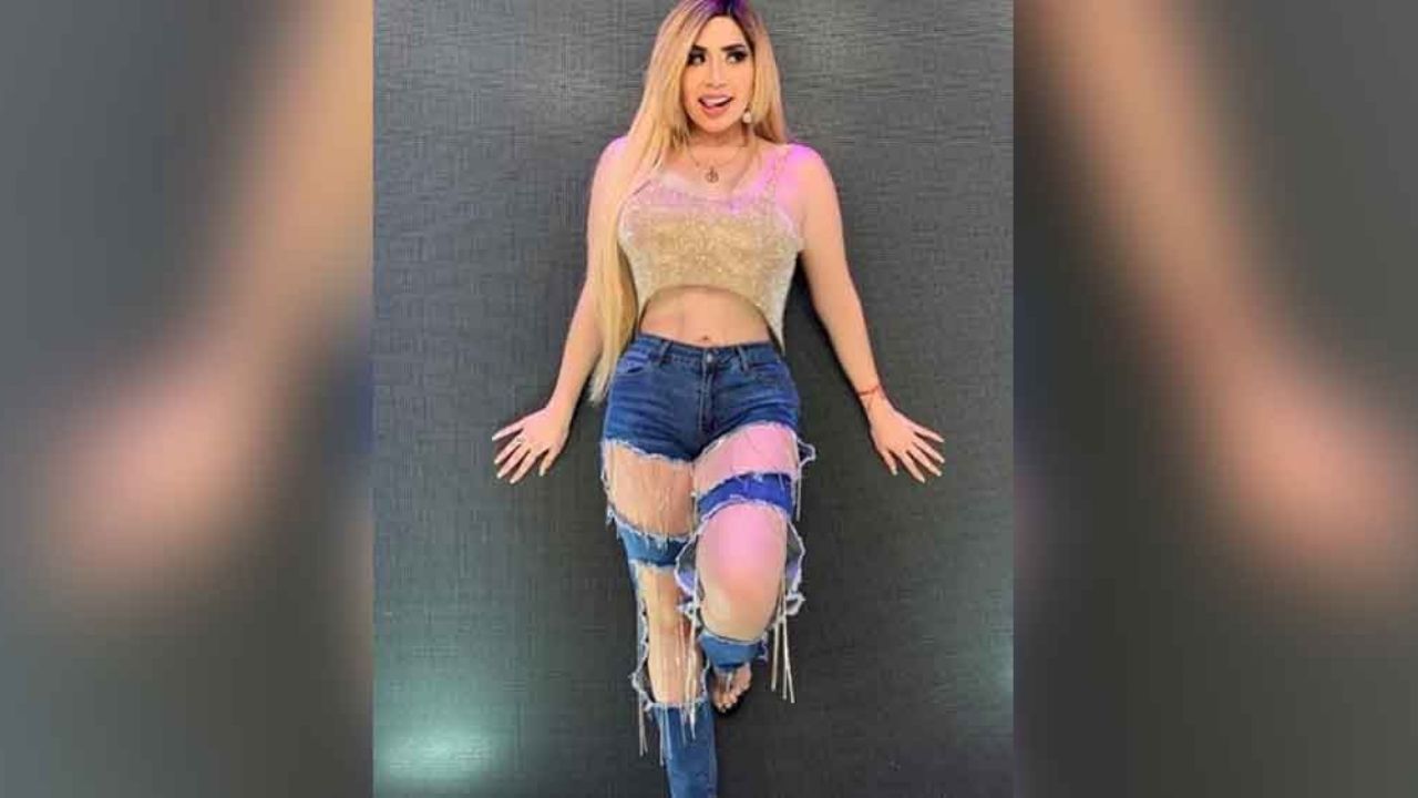 ‘La Bebeshita’ presume su gusto por el billar en diminutas prendas